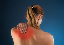 dolor debajo del omóplato izquierdo en la espalda