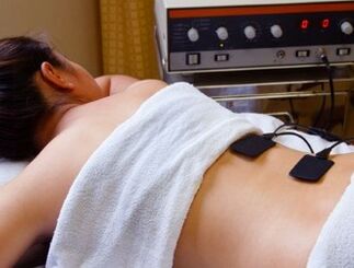 El uso de fisioterapia para dolores lumbares leves.